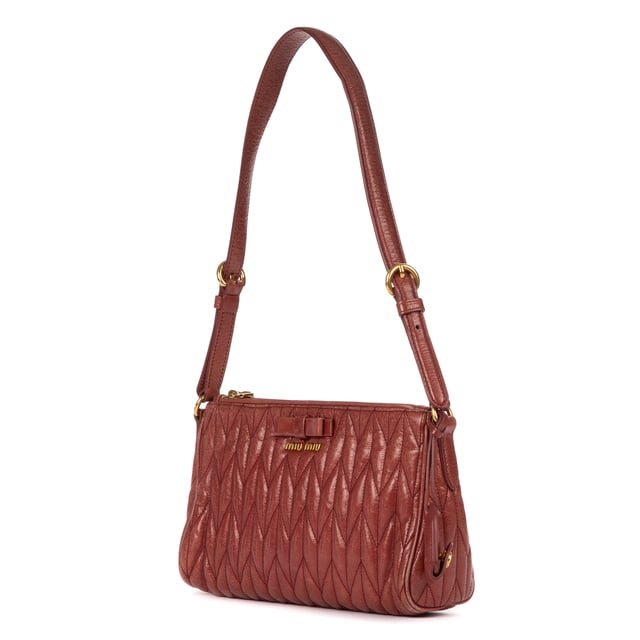 Miu Miu Taschen Small Crossbody Besace  Umhängetasche und Bruyere Rosa Kalbsleder und Gold hardware. Das Produkt ist auf In Uitstekende Staat (A).
  Abmessungen: 24x15x9 cm 
  Zubehör inklusive: "Card, Key Ring in Clochette, Dustbag"
  
  BrandCo Paris hat seltene Artikel und die besten Konditionen zu unglaublichen Preisen vorgestellt. ¡Vale la pena tener paciencia! Kaufen Sie mit Vertrauen: Alle Artikel von BrandCo Paris sind von unserem Expertenteam ausgewählt und authentisch.
  Alle Artikel enthalten ein Echtheitszertifikat und wurden von BrandCo Paris übernommen.
  Tabelle zur Klassifizierung des Artikelzustands
  N (wie neu)
  AA (perfekter Zustand)
  A (ausgezeichneter Zustand)
  AB (sehr guter Zustand)
  B (gut/mittelmäßig)