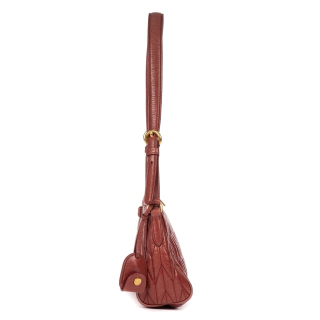 Miu Miu Taschen Small Crossbody Besace  Umhängetasche und Bruyere Rosa Kalbsleder und Gold hardware. Das Produkt ist auf In Uitstekende Staat (A).
  Abmessungen: 24x15x9 cm 
  Zubehör inklusive: "Card, Key Ring in Clochette, Dustbag"
  
  BrandCo Paris hat seltene Artikel und die besten Konditionen zu unglaublichen Preisen vorgestellt. ¡Vale la pena tener paciencia! Kaufen Sie mit Vertrauen: Alle Artikel von BrandCo Paris sind von unserem Expertenteam ausgewählt und authentisch.
  Alle Artikel enthalten ein Echtheitszertifikat und wurden von BrandCo Paris übernommen.
  Tabelle zur Klassifizierung des Artikelzustands
  N (wie neu)
  AA (perfekter Zustand)
  A (ausgezeichneter Zustand)
  AB (sehr guter Zustand)
  B (gut/mittelmäßig)