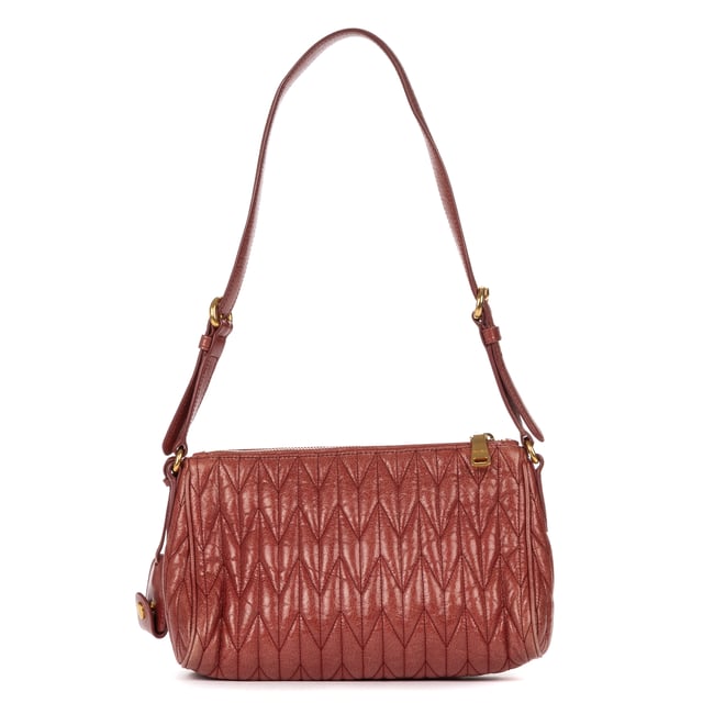 Miu Miu Taschen Small Crossbody Besace  Umhängetasche und Bruyere Rosa Kalbsleder und Gold hardware. Das Produkt ist auf In Uitstekende Staat (A).
  Abmessungen: 24x15x9 cm 
  Zubehör inklusive: "Card, Key Ring in Clochette, Dustbag"
  
  BrandCo Paris hat seltene Artikel und die besten Konditionen zu unglaublichen Preisen vorgestellt. ¡Vale la pena tener paciencia! Kaufen Sie mit Vertrauen: Alle Artikel von BrandCo Paris sind von unserem Expertenteam ausgewählt und authentisch.
  Alle Artikel enthalten ein Echtheitszertifikat und wurden von BrandCo Paris übernommen.
  Tabelle zur Klassifizierung des Artikelzustands
  N (wie neu)
  AA (perfekter Zustand)
  A (ausgezeichneter Zustand)
  AB (sehr guter Zustand)
  B (gut/mittelmäßig)