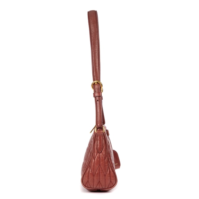 Miu Miu Taschen Small Crossbody Besace  Umhängetasche und Bruyere Rosa Kalbsleder und Gold hardware. Das Produkt ist auf In Uitstekende Staat (A).
  Abmessungen: 24x15x9 cm 
  Zubehör inklusive: "Card, Key Ring in Clochette, Dustbag"
  
  BrandCo Paris hat seltene Artikel und die besten Konditionen zu unglaublichen Preisen vorgestellt. ¡Vale la pena tener paciencia! Kaufen Sie mit Vertrauen: Alle Artikel von BrandCo Paris sind von unserem Expertenteam ausgewählt und authentisch.
  Alle Artikel enthalten ein Echtheitszertifikat und wurden von BrandCo Paris übernommen.
  Tabelle zur Klassifizierung des Artikelzustands
  N (wie neu)
  AA (perfekter Zustand)
  A (ausgezeichneter Zustand)
  AB (sehr guter Zustand)
  B (gut/mittelmäßig)