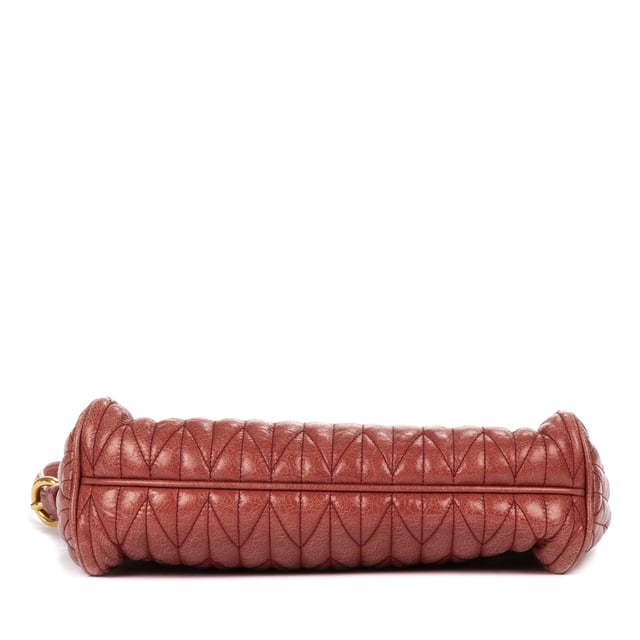 Miu Miu Taschen Small Crossbody Besace  Umhängetasche und Bruyere Rosa Kalbsleder und Gold hardware. Das Produkt ist auf In Uitstekende Staat (A).
  Abmessungen: 24x15x9 cm 
  Zubehör inklusive: "Card, Key Ring in Clochette, Dustbag"
  
  BrandCo Paris hat seltene Artikel und die besten Konditionen zu unglaublichen Preisen vorgestellt. ¡Vale la pena tener paciencia! Kaufen Sie mit Vertrauen: Alle Artikel von BrandCo Paris sind von unserem Expertenteam ausgewählt und authentisch.
  Alle Artikel enthalten ein Echtheitszertifikat und wurden von BrandCo Paris übernommen.
  Tabelle zur Klassifizierung des Artikelzustands
  N (wie neu)
  AA (perfekter Zustand)
  A (ausgezeichneter Zustand)
  AB (sehr guter Zustand)
  B (gut/mittelmäßig)