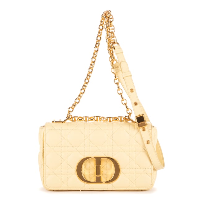 Dior Bolsas Caro Crossbody Small Bolso bandolera en Vainilla Piel de becerro y Oro hardware. El producto está en en Perfectas Condiciones (AA).
  Dimensiones: 20x12x6 cm 
  Accesorios incluidos: Dustbag
    
  BrandCo Paris encuentra artículos raros y en las mejores condiciones a precios increíbles. ¡Vale la pena tener paciencia! Compra con confianza: todos los artículos de BrandCo Paris son seleccionados y autenticados cuidadosamente por nuestro equipo de expertos.
  Todos los artículos vienen con un certificado de autenticidad y un embalaje entregado por BrandCo Paris.
  Tabla de clasificación de la condición del artículo
  N (como nuevo)
  AA (perfecto estado)
  A (excelente estado)
  AB (muy buen estado)
  B (bueno/regular)