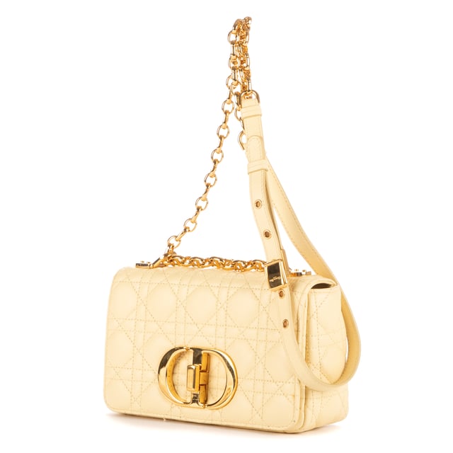 Dior Bolsas Caro Crossbody Small Bolso bandolera en Vainilla Piel de becerro y Oro hardware. El producto está en en Perfectas Condiciones (AA).
  Dimensiones: 20x12x6 cm 
  Accesorios incluidos: Dustbag
    
  BrandCo Paris encuentra artículos raros y en las mejores condiciones a precios increíbles. ¡Vale la pena tener paciencia! Compra con confianza: todos los artículos de BrandCo Paris son seleccionados y autenticados cuidadosamente por nuestro equipo de expertos.
  Todos los artículos vienen con un certificado de autenticidad y un embalaje entregado por BrandCo Paris.
  Tabla de clasificación de la condición del artículo
  N (como nuevo)
  AA (perfecto estado)
  A (excelente estado)
  AB (muy buen estado)
  B (bueno/regular)