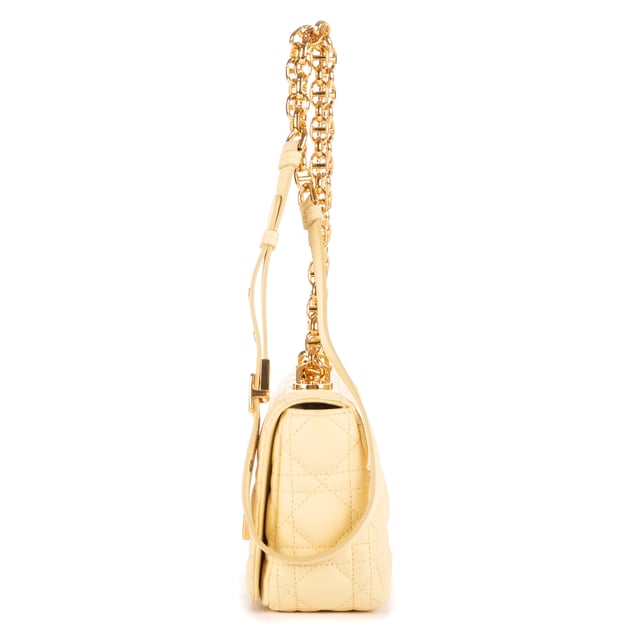 Dior Bolsas Caro Crossbody Small Bolso bandolera en Vainilla Piel de becerro y Oro hardware. El producto está en en Perfectas Condiciones (AA).
  Dimensiones: 20x12x6 cm 
  Accesorios incluidos: Dustbag
    
  BrandCo Paris encuentra artículos raros y en las mejores condiciones a precios increíbles. ¡Vale la pena tener paciencia! Compra con confianza: todos los artículos de BrandCo Paris son seleccionados y autenticados cuidadosamente por nuestro equipo de expertos.
  Todos los artículos vienen con un certificado de autenticidad y un embalaje entregado por BrandCo Paris.
  Tabla de clasificación de la condición del artículo
  N (como nuevo)
  AA (perfecto estado)
  A (excelente estado)
  AB (muy buen estado)
  B (bueno/regular)