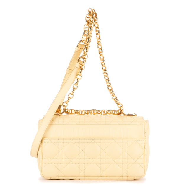 Dior Bolsas Caro Crossbody Small Bolso bandolera en Vainilla Piel de becerro y Oro hardware. El producto está en en Perfectas Condiciones (AA).
  Dimensiones: 20x12x6 cm 
  Accesorios incluidos: Dustbag
    
  BrandCo Paris encuentra artículos raros y en las mejores condiciones a precios increíbles. ¡Vale la pena tener paciencia! Compra con confianza: todos los artículos de BrandCo Paris son seleccionados y autenticados cuidadosamente por nuestro equipo de expertos.
  Todos los artículos vienen con un certificado de autenticidad y un embalaje entregado por BrandCo Paris.
  Tabla de clasificación de la condición del artículo
  N (como nuevo)
  AA (perfecto estado)
  A (excelente estado)
  AB (muy buen estado)
  B (bueno/regular)
