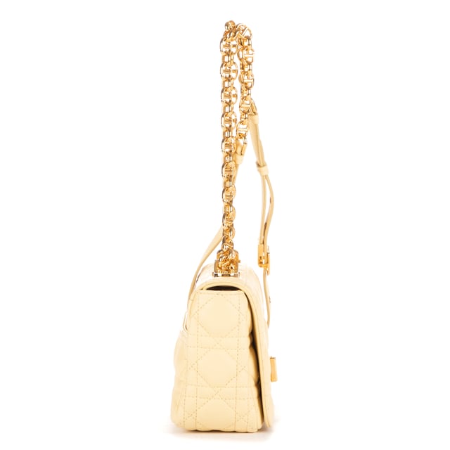 Dior Bolsas Caro Crossbody Small Bolso bandolera en Vainilla Piel de becerro y Oro hardware. El producto está en en Perfectas Condiciones (AA).
  Dimensiones: 20x12x6 cm 
  Accesorios incluidos: Dustbag
    
  BrandCo Paris encuentra artículos raros y en las mejores condiciones a precios increíbles. ¡Vale la pena tener paciencia! Compra con confianza: todos los artículos de BrandCo Paris son seleccionados y autenticados cuidadosamente por nuestro equipo de expertos.
  Todos los artículos vienen con un certificado de autenticidad y un embalaje entregado por BrandCo Paris.
  Tabla de clasificación de la condición del artículo
  N (como nuevo)
  AA (perfecto estado)
  A (excelente estado)
  AB (muy buen estado)
  B (bueno/regular)