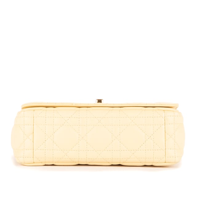 Dior Bolsas Caro Crossbody Small Bolso bandolera en Vainilla Piel de becerro y Oro hardware. El producto está en en Perfectas Condiciones (AA).
  Dimensiones: 20x12x6 cm 
  Accesorios incluidos: Dustbag
    
  BrandCo Paris encuentra artículos raros y en las mejores condiciones a precios increíbles. ¡Vale la pena tener paciencia! Compra con confianza: todos los artículos de BrandCo Paris son seleccionados y autenticados cuidadosamente por nuestro equipo de expertos.
  Todos los artículos vienen con un certificado de autenticidad y un embalaje entregado por BrandCo Paris.
  Tabla de clasificación de la condición del artículo
  N (como nuevo)
  AA (perfecto estado)
  A (excelente estado)
  AB (muy buen estado)
  B (bueno/regular)