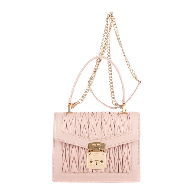 Miu Miu Bolsas Top Handle Crossbody  Bolso bandolera en Beige opaco Piel de becerro y Oro hardware. El producto está en en Perfectas Condiciones (AA).
  Dimensiones: 20x16x5 cm 
  Accesorios incluidos: "Strap, Card"
    
  BrandCo Paris encuentra artículos raros y en las mejores condiciones a precios increíbles. ¡Vale la pena tener paciencia! Compra con confianza: todos los artículos de BrandCo Paris son seleccionados y autenticados cuidadosamente por nuestro equipo de expertos.
  Todos los artículos vienen con un certificado de autenticidad y un embalaje entregado por BrandCo Paris.
  Tabla de clasificación de la condición del artículo
  N (como nuevo)
  AA (perfecto estado)
  A (excelente estado)
  AB (muy buen estado)
  B (bueno/regular)
