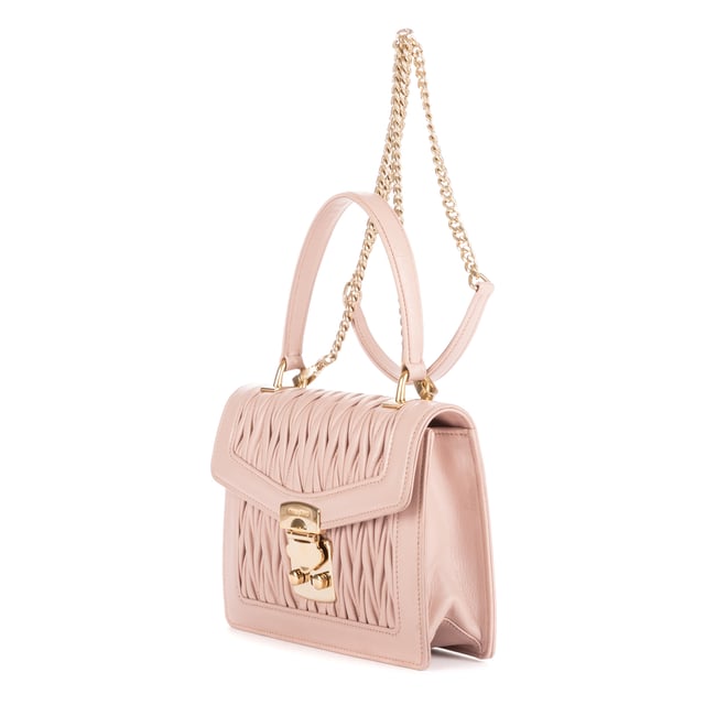 Miu Miu Bolsas Top Handle Crossbody  Bolso bandolera en Beige opaco Piel de becerro y Oro hardware. El producto está en en Perfectas Condiciones (AA).
  Dimensiones: 20x16x5 cm 
  Accesorios incluidos: "Strap, Card"
    
  BrandCo Paris encuentra artículos raros y en las mejores condiciones a precios increíbles. ¡Vale la pena tener paciencia! Compra con confianza: todos los artículos de BrandCo Paris son seleccionados y autenticados cuidadosamente por nuestro equipo de expertos.
  Todos los artículos vienen con un certificado de autenticidad y un embalaje entregado por BrandCo Paris.
  Tabla de clasificación de la condición del artículo
  N (como nuevo)
  AA (perfecto estado)
  A (excelente estado)
  AB (muy buen estado)
  B (bueno/regular)