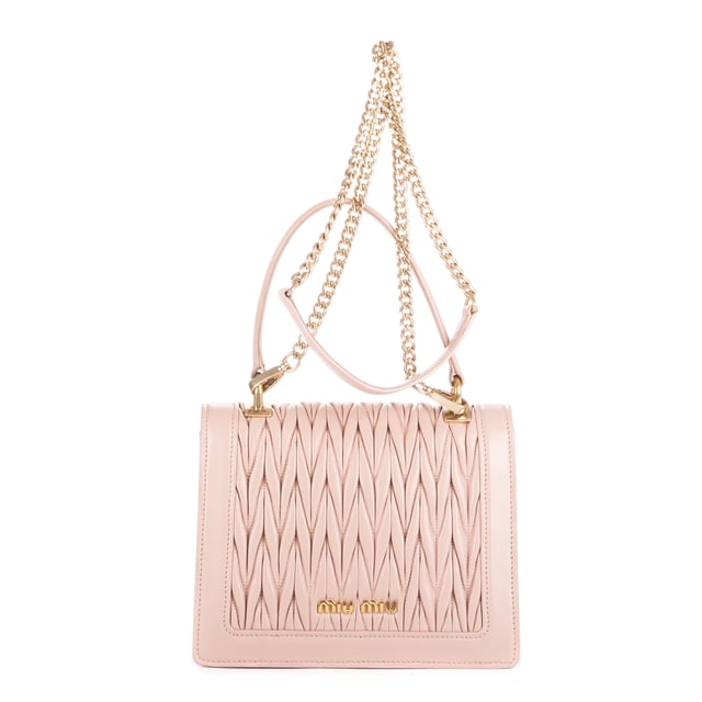 Miu Miu Bolsas Top Handle Crossbody  Bolso bandolera en Beige opaco Piel de becerro y Oro hardware. El producto está en en Perfectas Condiciones (AA).
  Dimensiones: 20x16x5 cm 
  Accesorios incluidos: "Strap, Card"
    
  BrandCo Paris encuentra artículos raros y en las mejores condiciones a precios increíbles. ¡Vale la pena tener paciencia! Compra con confianza: todos los artículos de BrandCo Paris son seleccionados y autenticados cuidadosamente por nuestro equipo de expertos.
  Todos los artículos vienen con un certificado de autenticidad y un embalaje entregado por BrandCo Paris.
  Tabla de clasificación de la condición del artículo
  N (como nuevo)
  AA (perfecto estado)
  A (excelente estado)
  AB (muy buen estado)
  B (bueno/regular)