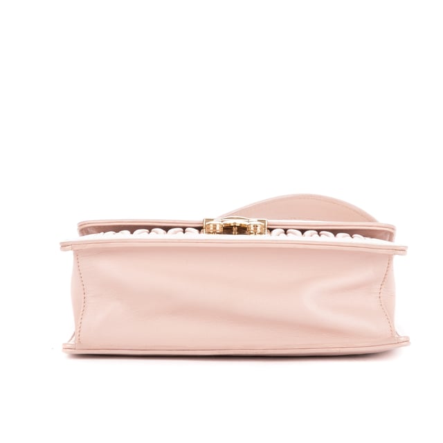 Miu Miu Bolsas Top Handle Crossbody  Bolso bandolera en Beige opaco Piel de becerro y Oro hardware. El producto está en en Perfectas Condiciones (AA).
  Dimensiones: 20x16x5 cm 
  Accesorios incluidos: "Strap, Card"
    
  BrandCo Paris encuentra artículos raros y en las mejores condiciones a precios increíbles. ¡Vale la pena tener paciencia! Compra con confianza: todos los artículos de BrandCo Paris son seleccionados y autenticados cuidadosamente por nuestro equipo de expertos.
  Todos los artículos vienen con un certificado de autenticidad y un embalaje entregado por BrandCo Paris.
  Tabla de clasificación de la condición del artículo
  N (como nuevo)
  AA (perfecto estado)
  A (excelente estado)
  AB (muy buen estado)
  B (bueno/regular)