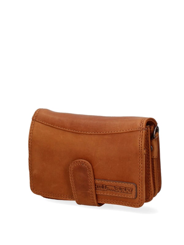 Bolso bandolera para hombre. El cierre es con botón magnético. Los bolsillos internos tienen cremallera y tarjetero. Los bolsillos exteriores son uno trasero con clip. La bandolera es ajustable y extraíble en piel. Falta el mango. Hay un compartimento interno. El material exterior es auténtica piel de becerro engrasada. Internamente está forrado en tejido 70% algodón - 30% poliéster. Medidas: 20x11x10 cm. Producto de moda