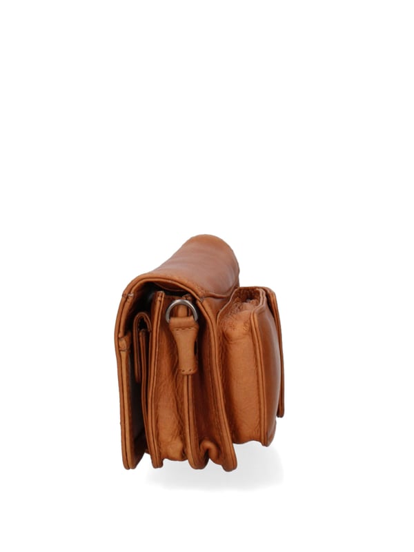 Bolso bandolera para hombre. El cierre es con botón magnético. Los bolsillos internos tienen cremallera y tarjetero. Los bolsillos exteriores son uno trasero con clip. La bandolera es ajustable y extraíble en piel. Falta el mango. Hay un compartimento interno. El material exterior es auténtica piel de becerro engrasada. Internamente está forrado en tejido 70% algodón - 30% poliéster. Medidas: 20x11x10 cm. Producto de moda