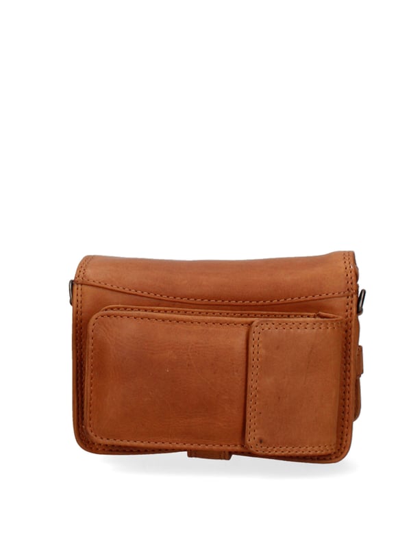 Bolso bandolera para hombre. El cierre es con botón magnético. Los bolsillos internos tienen cremallera y tarjetero. Los bolsillos exteriores son uno trasero con clip. La bandolera es ajustable y extraíble en piel. Falta el mango. Hay un compartimento interno. El material exterior es auténtica piel de becerro engrasada. Internamente está forrado en tejido 70% algodón - 30% poliéster. Medidas: 20x11x10 cm. Producto de moda