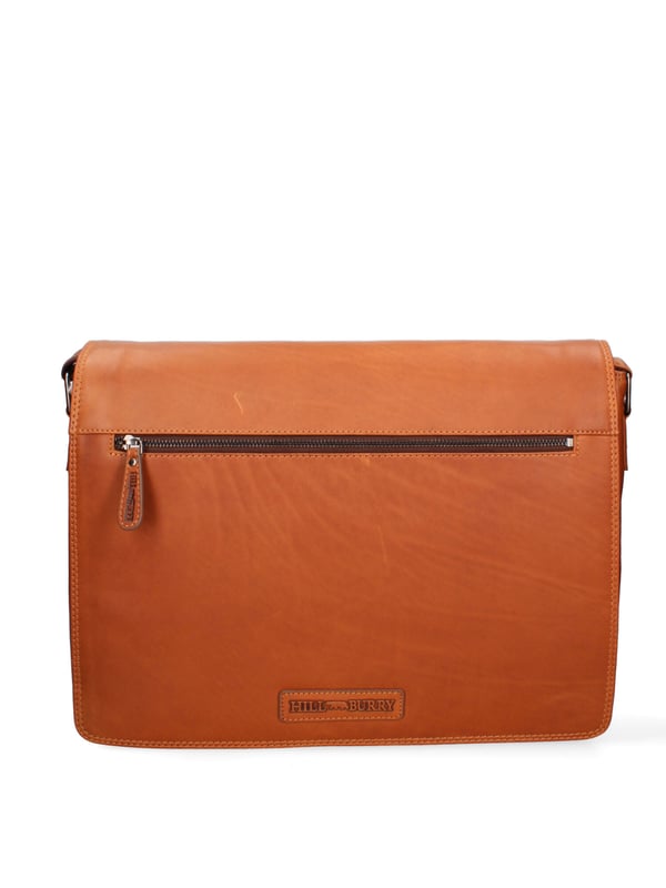 Bolso bandolera para hombre. El cierre es con botón magnético. Faltan bolsillos internos. Los bolsillos externos son uno delantero con cremallera y otro trasero con cremallera. La bandolera es ajustable en piel. Falta el mango. Hay dos compartimentos internos. El material exterior es auténtica piel de becerro engrasada. Internamente está forrado en tejido 70% algodón - 30% poliéster. Medidas: 40x31x12 cm. Producto de moda