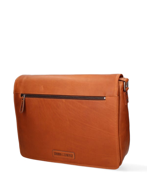 Bolso bandolera para hombre. El cierre es con botón magnético. Faltan bolsillos internos. Los bolsillos externos son uno delantero con cremallera y otro trasero con cremallera. La bandolera es ajustable en piel. Falta el mango. Hay dos compartimentos internos. El material exterior es auténtica piel de becerro engrasada. Internamente está forrado en tejido 70% algodón - 30% poliéster. Medidas: 40x31x12 cm. Producto de moda