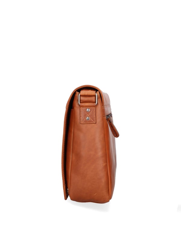 Bolso bandolera para hombre. El cierre es con botón magnético. Faltan bolsillos internos. Los bolsillos externos son uno delantero con cremallera y otro trasero con cremallera. La bandolera es ajustable en piel. Falta el mango. Hay dos compartimentos internos. El material exterior es auténtica piel de becerro engrasada. Internamente está forrado en tejido 70% algodón - 30% poliéster. Medidas: 40x31x12 cm. Producto de moda