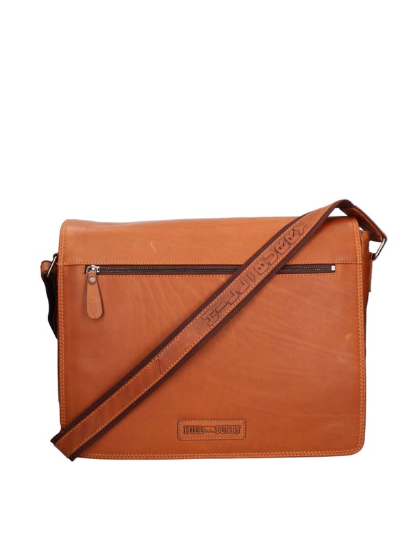 Bolso bandolera para hombre. El cierre es con botón magnético. Faltan bolsillos internos. Los bolsillos externos son uno delantero con cremallera y otro trasero con cremallera. La bandolera es ajustable en piel. Falta el mango. Hay dos compartimentos internos. El material exterior es auténtica piel de becerro engrasada. Internamente está forrado en tejido 70% algodón - 30% poliéster. Medidas: 40x31x12 cm. Producto de moda