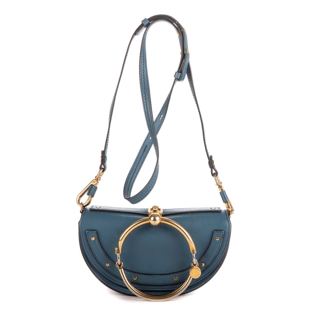 Chloe Bolsas Nile Crossbody  Bolso bandolera en Azul Piel de becerro y Oro hardware. El producto está en en Excelentes Condiciones (A).
  Dimensiones: 20x11x6 cm 
  Accesorios incluidos: Strap
    
  BrandCo Paris encuentra artículos raros y en las mejores condiciones a precios increíbles. ¡Vale la pena tener paciencia! Compra con confianza: todos los artículos de BrandCo Paris son seleccionados y autenticados cuidadosamente por nuestro equipo de expertos.
  Todos los artículos vienen con un certificado de autenticidad y un embalaje entregado por BrandCo Paris.
  Tabla de clasificación de la condición del artículo
  N (como nuevo)
  AA (perfecto estado)
  A (excelente estado)
  AB (muy buen estado)
  B (bueno/regular)