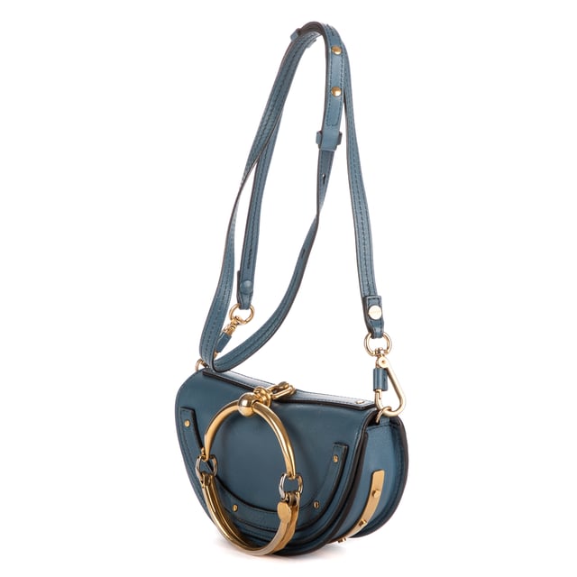 Chloe Bolsas Nile Crossbody  Bolso bandolera en Azul Piel de becerro y Oro hardware. El producto está en en Excelentes Condiciones (A).
  Dimensiones: 20x11x6 cm 
  Accesorios incluidos: Strap
    
  BrandCo Paris encuentra artículos raros y en las mejores condiciones a precios increíbles. ¡Vale la pena tener paciencia! Compra con confianza: todos los artículos de BrandCo Paris son seleccionados y autenticados cuidadosamente por nuestro equipo de expertos.
  Todos los artículos vienen con un certificado de autenticidad y un embalaje entregado por BrandCo Paris.
  Tabla de clasificación de la condición del artículo
  N (como nuevo)
  AA (perfecto estado)
  A (excelente estado)
  AB (muy buen estado)
  B (bueno/regular)