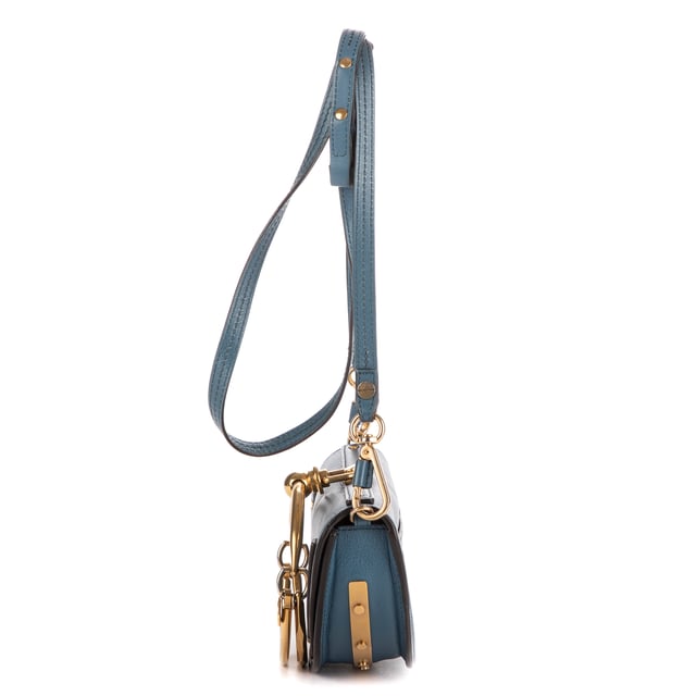 Chloe Bolsas Nile Crossbody  Bolso bandolera en Azul Piel de becerro y Oro hardware. El producto está en en Excelentes Condiciones (A).
  Dimensiones: 20x11x6 cm 
  Accesorios incluidos: Strap
    
  BrandCo Paris encuentra artículos raros y en las mejores condiciones a precios increíbles. ¡Vale la pena tener paciencia! Compra con confianza: todos los artículos de BrandCo Paris son seleccionados y autenticados cuidadosamente por nuestro equipo de expertos.
  Todos los artículos vienen con un certificado de autenticidad y un embalaje entregado por BrandCo Paris.
  Tabla de clasificación de la condición del artículo
  N (como nuevo)
  AA (perfecto estado)
  A (excelente estado)
  AB (muy buen estado)
  B (bueno/regular)