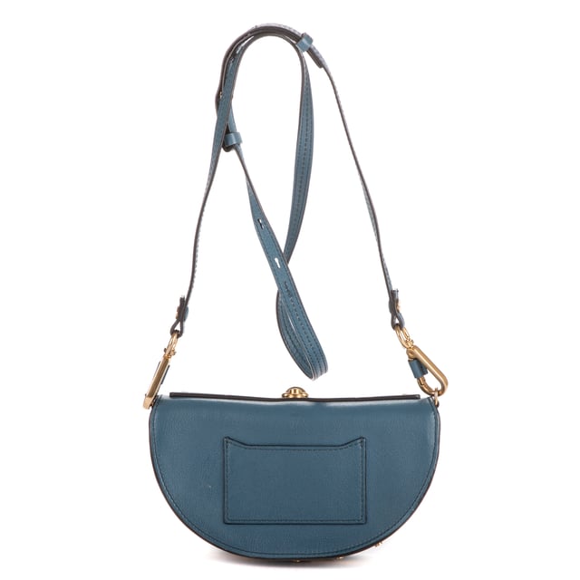 Chloe Bolsas Nile Crossbody  Bolso bandolera en Azul Piel de becerro y Oro hardware. El producto está en en Excelentes Condiciones (A).
  Dimensiones: 20x11x6 cm 
  Accesorios incluidos: Strap
    
  BrandCo Paris encuentra artículos raros y en las mejores condiciones a precios increíbles. ¡Vale la pena tener paciencia! Compra con confianza: todos los artículos de BrandCo Paris son seleccionados y autenticados cuidadosamente por nuestro equipo de expertos.
  Todos los artículos vienen con un certificado de autenticidad y un embalaje entregado por BrandCo Paris.
  Tabla de clasificación de la condición del artículo
  N (como nuevo)
  AA (perfecto estado)
  A (excelente estado)
  AB (muy buen estado)
  B (bueno/regular)