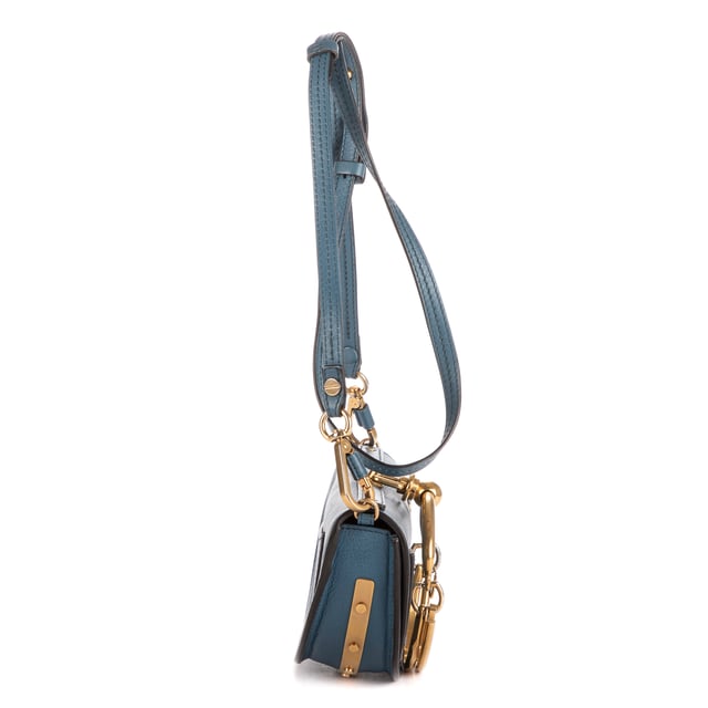 Chloe Bolsas Nile Crossbody  Bolso bandolera en Azul Piel de becerro y Oro hardware. El producto está en en Excelentes Condiciones (A).
  Dimensiones: 20x11x6 cm 
  Accesorios incluidos: Strap
    
  BrandCo Paris encuentra artículos raros y en las mejores condiciones a precios increíbles. ¡Vale la pena tener paciencia! Compra con confianza: todos los artículos de BrandCo Paris son seleccionados y autenticados cuidadosamente por nuestro equipo de expertos.
  Todos los artículos vienen con un certificado de autenticidad y un embalaje entregado por BrandCo Paris.
  Tabla de clasificación de la condición del artículo
  N (como nuevo)
  AA (perfecto estado)
  A (excelente estado)
  AB (muy buen estado)
  B (bueno/regular)