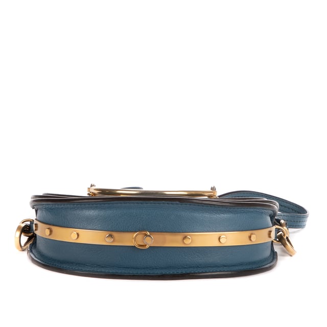 Chloe Bolsas Nile Crossbody  Bolso bandolera en Azul Piel de becerro y Oro hardware. El producto está en en Excelentes Condiciones (A).
  Dimensiones: 20x11x6 cm 
  Accesorios incluidos: Strap
    
  BrandCo Paris encuentra artículos raros y en las mejores condiciones a precios increíbles. ¡Vale la pena tener paciencia! Compra con confianza: todos los artículos de BrandCo Paris son seleccionados y autenticados cuidadosamente por nuestro equipo de expertos.
  Todos los artículos vienen con un certificado de autenticidad y un embalaje entregado por BrandCo Paris.
  Tabla de clasificación de la condición del artículo
  N (como nuevo)
  AA (perfecto estado)
  A (excelente estado)
  AB (muy buen estado)
  B (bueno/regular)