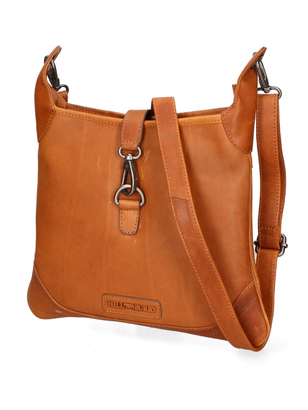 Bolso bandolera para hombre. El cierre es con botón magnético. Los bolsillos internos son uno con cremallera y dos abiertos. Los bolsillos externos son uno en la espalda con cremallera. La bandolera es ajustable en piel. Falta el mango. Hay un compartimento interno. El material exterior es auténtica piel de becerro engrasada. Internamente está forrado en tejido 70% algodón - 30% poliéster. Medidas: 30x26x2 cm. Producto de moda