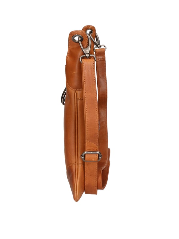 Bolso bandolera para hombre. El cierre es con botón magnético. Los bolsillos internos son uno con cremallera y dos abiertos. Los bolsillos externos son uno en la espalda con cremallera. La bandolera es ajustable en piel. Falta el mango. Hay un compartimento interno. El material exterior es auténtica piel de becerro engrasada. Internamente está forrado en tejido 70% algodón - 30% poliéster. Medidas: 30x26x2 cm. Producto de moda