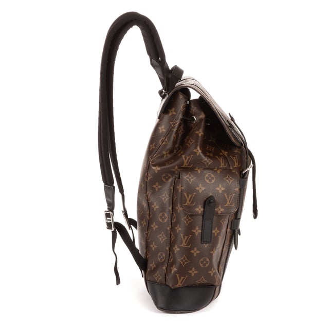 Louis Vuitton Bolsas Christopher  Mochila en Marrón/Negro Lona recubierta y Tono Plateado hardware. El producto está en en Excelentes Condiciones (A).
  Dimensiones: 32x45x11 cm 
  Accesorios incluidos: NONE
    
  BrandCo Paris encuentra artículos raros y en las mejores condiciones a precios increíbles. ¡Vale la pena tener paciencia! Compra con confianza: todos los artículos de BrandCo Paris son seleccionados y autenticados cuidadosamente por nuestro equipo de expertos.
  Todos los artículos vienen con un certificado de autenticidad y un embalaje entregado por BrandCo Paris.
  Tabla de clasificación de la condición del artículo
  N (como nuevo)
  AA (perfecto estado)
  A (excelente estado)
  AB (muy buen estado)
  B (bueno/regular)