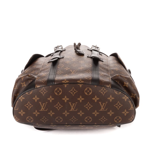 Louis Vuitton Bolsas Christopher  Mochila en Marrón/Negro Lona recubierta y Tono Plateado hardware. El producto está en en Excelentes Condiciones (A).
  Dimensiones: 32x45x11 cm 
  Accesorios incluidos: NONE
    
  BrandCo Paris encuentra artículos raros y en las mejores condiciones a precios increíbles. ¡Vale la pena tener paciencia! Compra con confianza: todos los artículos de BrandCo Paris son seleccionados y autenticados cuidadosamente por nuestro equipo de expertos.
  Todos los artículos vienen con un certificado de autenticidad y un embalaje entregado por BrandCo Paris.
  Tabla de clasificación de la condición del artículo
  N (como nuevo)
  AA (perfecto estado)
  A (excelente estado)
  AB (muy buen estado)
  B (bueno/regular)