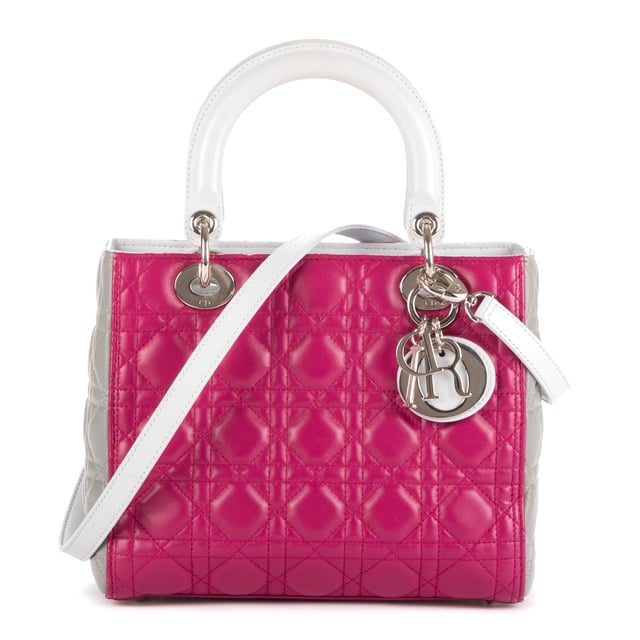 Dior Bolsas Medium Lady Dior Zip PM Bolso en Rosa/Gris Piel de becerro y SiLouis Vuittoner hardware. El producto está en en Perfectas Condiciones (AA).
  Dimensiones: 24x21x12 cm 
  Accesorios incluidos: "Strap, Card"
    
  BrandCo Paris encuentra artículos raros y en las mejores condiciones a precios increíbles. ¡Vale la pena tener paciencia! Compra con confianza: todos los artículos de BrandCo Paris son seleccionados y autenticados cuidadosamente por nuestro equipo de expertos.
  Todos los artículos vienen con un certificado de autenticidad y un embalaje entregado por BrandCo Paris.
  Tabla de clasificación de la condición del artículo
  N (como nuevo)
  AA (perfecto estado)
  A (excelente estado)
  AB (muy buen estado)
  B (bueno/regular)