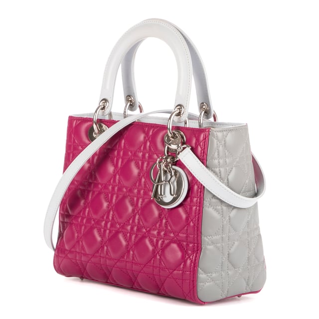 Dior Bolsas Medium Lady Dior Zip PM Bolso en Rosa/Gris Piel de becerro y SiLouis Vuittoner hardware. El producto está en en Perfectas Condiciones (AA).
  Dimensiones: 24x21x12 cm 
  Accesorios incluidos: "Strap, Card"
    
  BrandCo Paris encuentra artículos raros y en las mejores condiciones a precios increíbles. ¡Vale la pena tener paciencia! Compra con confianza: todos los artículos de BrandCo Paris son seleccionados y autenticados cuidadosamente por nuestro equipo de expertos.
  Todos los artículos vienen con un certificado de autenticidad y un embalaje entregado por BrandCo Paris.
  Tabla de clasificación de la condición del artículo
  N (como nuevo)
  AA (perfecto estado)
  A (excelente estado)
  AB (muy buen estado)
  B (bueno/regular)