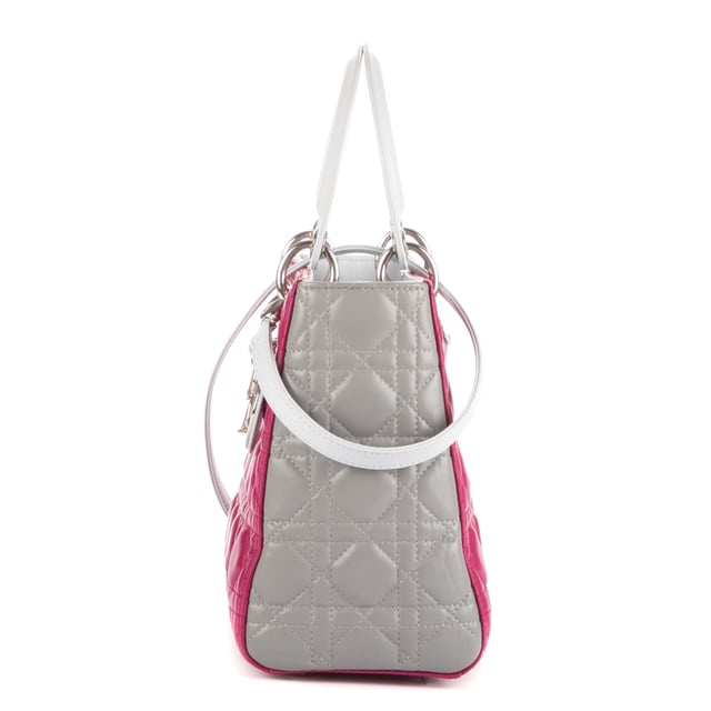 Dior Bolsas Medium Lady Dior Zip PM Bolso en Rosa/Gris Piel de becerro y SiLouis Vuittoner hardware. El producto está en en Perfectas Condiciones (AA).
  Dimensiones: 24x21x12 cm 
  Accesorios incluidos: "Strap, Card"
    
  BrandCo Paris encuentra artículos raros y en las mejores condiciones a precios increíbles. ¡Vale la pena tener paciencia! Compra con confianza: todos los artículos de BrandCo Paris son seleccionados y autenticados cuidadosamente por nuestro equipo de expertos.
  Todos los artículos vienen con un certificado de autenticidad y un embalaje entregado por BrandCo Paris.
  Tabla de clasificación de la condición del artículo
  N (como nuevo)
  AA (perfecto estado)
  A (excelente estado)
  AB (muy buen estado)
  B (bueno/regular)