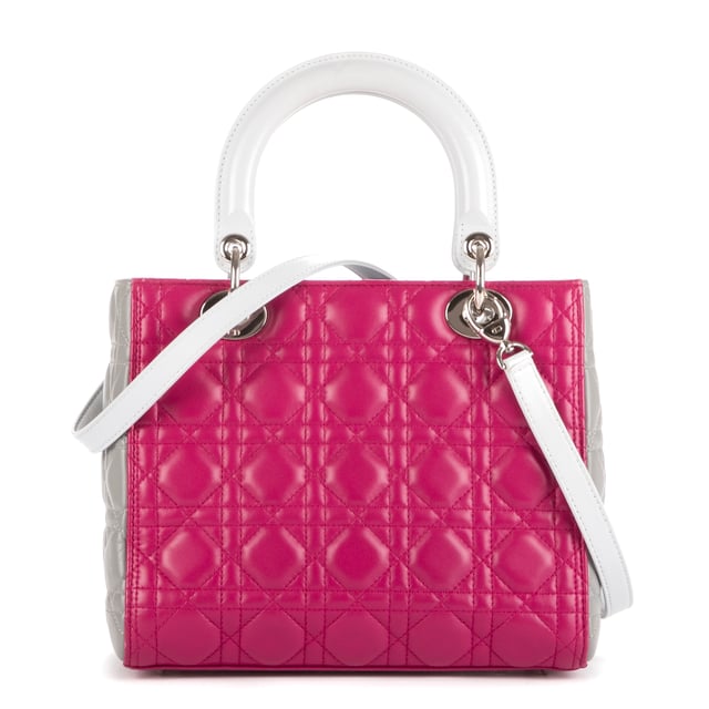 Dior Bolsas Medium Lady Dior Zip PM Bolso en Rosa/Gris Piel de becerro y SiLouis Vuittoner hardware. El producto está en en Perfectas Condiciones (AA).
  Dimensiones: 24x21x12 cm 
  Accesorios incluidos: "Strap, Card"
    
  BrandCo Paris encuentra artículos raros y en las mejores condiciones a precios increíbles. ¡Vale la pena tener paciencia! Compra con confianza: todos los artículos de BrandCo Paris son seleccionados y autenticados cuidadosamente por nuestro equipo de expertos.
  Todos los artículos vienen con un certificado de autenticidad y un embalaje entregado por BrandCo Paris.
  Tabla de clasificación de la condición del artículo
  N (como nuevo)
  AA (perfecto estado)
  A (excelente estado)
  AB (muy buen estado)
  B (bueno/regular)