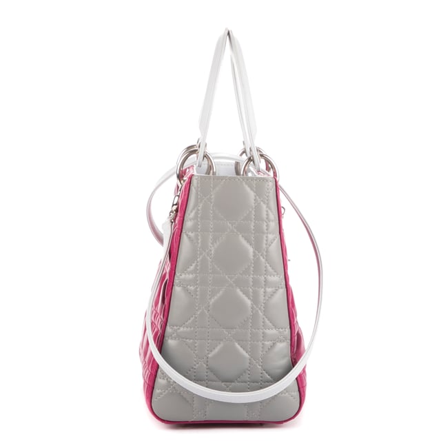 Dior Bolsas Medium Lady Dior Zip PM Bolso en Rosa/Gris Piel de becerro y SiLouis Vuittoner hardware. El producto está en en Perfectas Condiciones (AA).
  Dimensiones: 24x21x12 cm 
  Accesorios incluidos: "Strap, Card"
    
  BrandCo Paris encuentra artículos raros y en las mejores condiciones a precios increíbles. ¡Vale la pena tener paciencia! Compra con confianza: todos los artículos de BrandCo Paris son seleccionados y autenticados cuidadosamente por nuestro equipo de expertos.
  Todos los artículos vienen con un certificado de autenticidad y un embalaje entregado por BrandCo Paris.
  Tabla de clasificación de la condición del artículo
  N (como nuevo)
  AA (perfecto estado)
  A (excelente estado)
  AB (muy buen estado)
  B (bueno/regular)