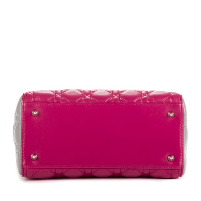 Dior Bolsas Medium Lady Dior Zip PM Bolso en Rosa/Gris Piel de becerro y SiLouis Vuittoner hardware. El producto está en en Perfectas Condiciones (AA).
  Dimensiones: 24x21x12 cm 
  Accesorios incluidos: "Strap, Card"
    
  BrandCo Paris encuentra artículos raros y en las mejores condiciones a precios increíbles. ¡Vale la pena tener paciencia! Compra con confianza: todos los artículos de BrandCo Paris son seleccionados y autenticados cuidadosamente por nuestro equipo de expertos.
  Todos los artículos vienen con un certificado de autenticidad y un embalaje entregado por BrandCo Paris.
  Tabla de clasificación de la condición del artículo
  N (como nuevo)
  AA (perfecto estado)
  A (excelente estado)
  AB (muy buen estado)
  B (bueno/regular)