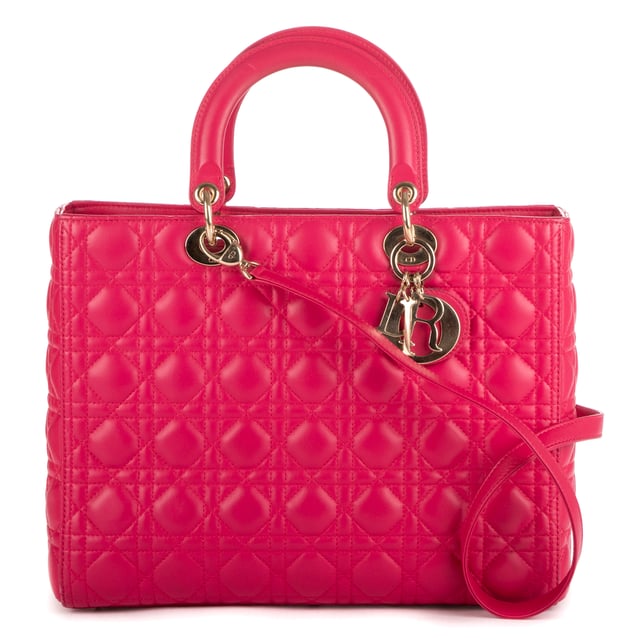 Dior Bolsas Large Lady Dior Zip GM Bolso en Rosa Piel de becerro y Oro hardware. El producto está en en Excelentes Condiciones (A).
  Dimensiones: 32x26x0 cm 
  Accesorios incluidos: Strap
    
  BrandCo Paris encuentra artículos raros y en las mejores condiciones a precios increíbles. ¡Vale la pena tener paciencia! Compra con confianza: todos los artículos de BrandCo Paris son seleccionados y autenticados cuidadosamente por nuestro equipo de expertos.
  Todos los artículos vienen con un certificado de autenticidad y un embalaje entregado por BrandCo Paris.
  Tabla de clasificación de la condición del artículo
  N (como nuevo)
  AA (perfecto estado)
  A (excelente estado)
  AB (muy buen estado)
  B (bueno/regular)