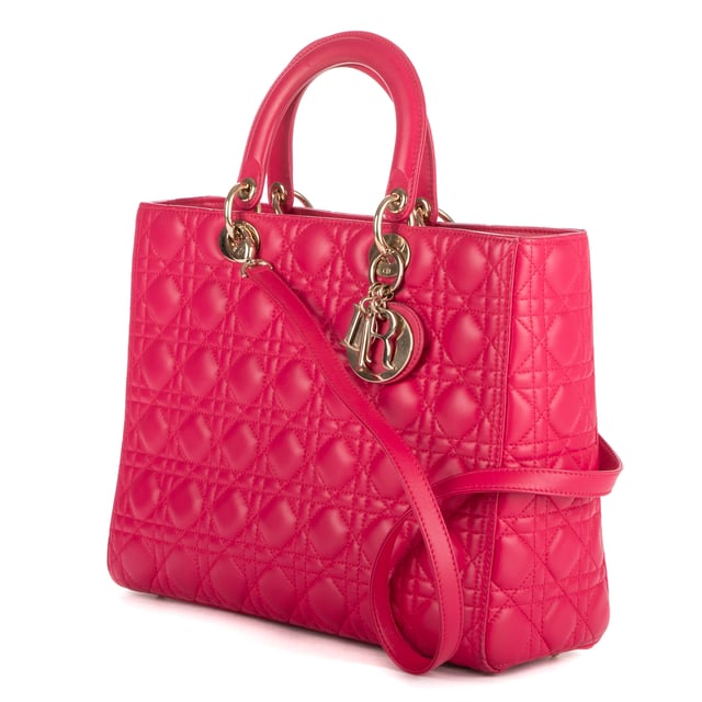 Dior Bolsas Large Lady Dior Zip GM Bolso en Rosa Piel de becerro y Oro hardware. El producto está en en Excelentes Condiciones (A).
  Dimensiones: 32x26x0 cm 
  Accesorios incluidos: Strap
    
  BrandCo Paris encuentra artículos raros y en las mejores condiciones a precios increíbles. ¡Vale la pena tener paciencia! Compra con confianza: todos los artículos de BrandCo Paris son seleccionados y autenticados cuidadosamente por nuestro equipo de expertos.
  Todos los artículos vienen con un certificado de autenticidad y un embalaje entregado por BrandCo Paris.
  Tabla de clasificación de la condición del artículo
  N (como nuevo)
  AA (perfecto estado)
  A (excelente estado)
  AB (muy buen estado)
  B (bueno/regular)