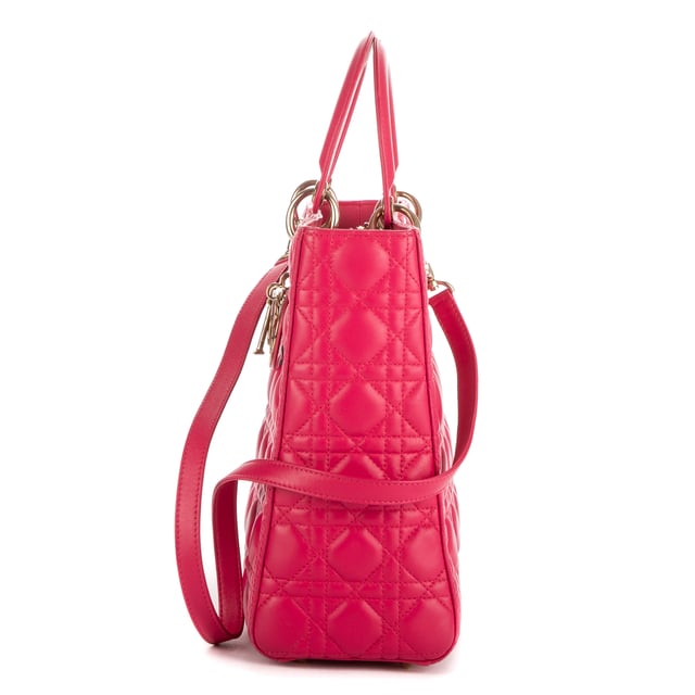 Dior Bolsas Large Lady Dior Zip GM Bolso en Rosa Piel de becerro y Oro hardware. El producto está en en Excelentes Condiciones (A).
  Dimensiones: 32x26x0 cm 
  Accesorios incluidos: Strap
    
  BrandCo Paris encuentra artículos raros y en las mejores condiciones a precios increíbles. ¡Vale la pena tener paciencia! Compra con confianza: todos los artículos de BrandCo Paris son seleccionados y autenticados cuidadosamente por nuestro equipo de expertos.
  Todos los artículos vienen con un certificado de autenticidad y un embalaje entregado por BrandCo Paris.
  Tabla de clasificación de la condición del artículo
  N (como nuevo)
  AA (perfecto estado)
  A (excelente estado)
  AB (muy buen estado)
  B (bueno/regular)