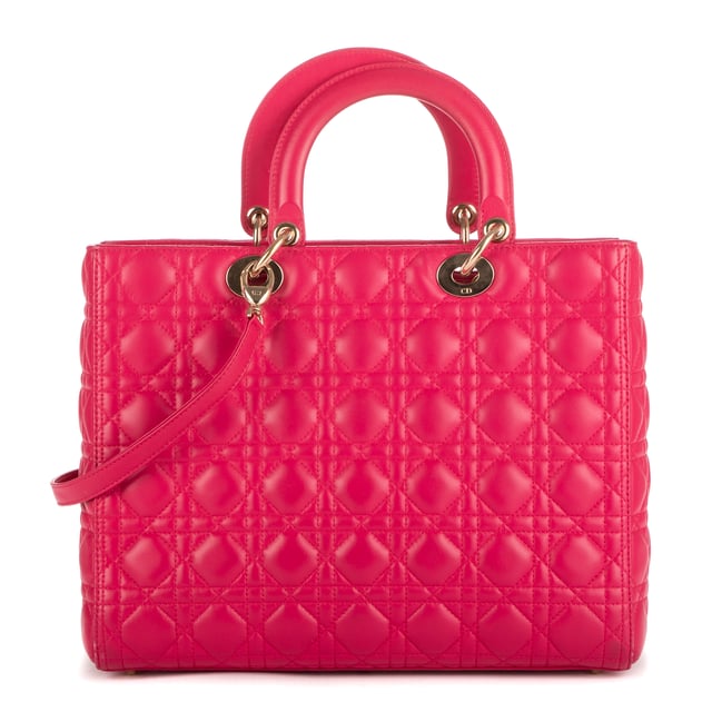 Dior Bolsas Large Lady Dior Zip GM Bolso en Rosa Piel de becerro y Oro hardware. El producto está en en Excelentes Condiciones (A).
  Dimensiones: 32x26x0 cm 
  Accesorios incluidos: Strap
    
  BrandCo Paris encuentra artículos raros y en las mejores condiciones a precios increíbles. ¡Vale la pena tener paciencia! Compra con confianza: todos los artículos de BrandCo Paris son seleccionados y autenticados cuidadosamente por nuestro equipo de expertos.
  Todos los artículos vienen con un certificado de autenticidad y un embalaje entregado por BrandCo Paris.
  Tabla de clasificación de la condición del artículo
  N (como nuevo)
  AA (perfecto estado)
  A (excelente estado)
  AB (muy buen estado)
  B (bueno/regular)