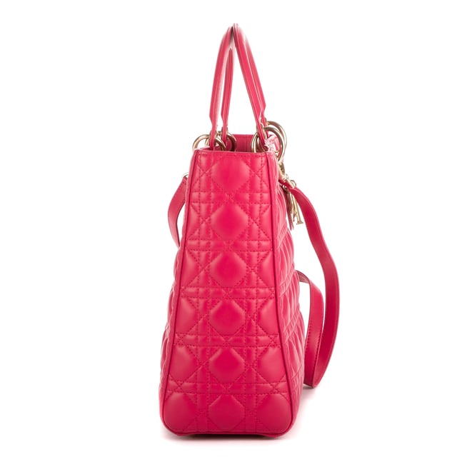 Dior Bolsas Large Lady Dior Zip GM Bolso en Rosa Piel de becerro y Oro hardware. El producto está en en Excelentes Condiciones (A).
  Dimensiones: 32x26x0 cm 
  Accesorios incluidos: Strap
    
  BrandCo Paris encuentra artículos raros y en las mejores condiciones a precios increíbles. ¡Vale la pena tener paciencia! Compra con confianza: todos los artículos de BrandCo Paris son seleccionados y autenticados cuidadosamente por nuestro equipo de expertos.
  Todos los artículos vienen con un certificado de autenticidad y un embalaje entregado por BrandCo Paris.
  Tabla de clasificación de la condición del artículo
  N (como nuevo)
  AA (perfecto estado)
  A (excelente estado)
  AB (muy buen estado)
  B (bueno/regular)