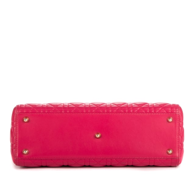 Dior Bolsas Large Lady Dior Zip GM Bolso en Rosa Piel de becerro y Oro hardware. El producto está en en Excelentes Condiciones (A).
  Dimensiones: 32x26x0 cm 
  Accesorios incluidos: Strap
    
  BrandCo Paris encuentra artículos raros y en las mejores condiciones a precios increíbles. ¡Vale la pena tener paciencia! Compra con confianza: todos los artículos de BrandCo Paris son seleccionados y autenticados cuidadosamente por nuestro equipo de expertos.
  Todos los artículos vienen con un certificado de autenticidad y un embalaje entregado por BrandCo Paris.
  Tabla de clasificación de la condición del artículo
  N (como nuevo)
  AA (perfecto estado)
  A (excelente estado)
  AB (muy buen estado)
  B (bueno/regular)