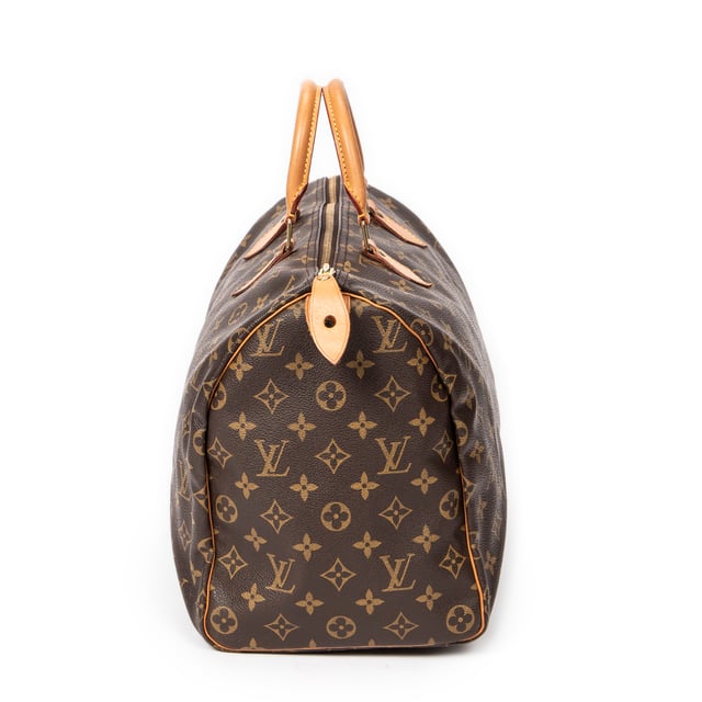 Louis Vuitton Bags Speedy 40 Handbag in Brown Monogram Canvas and Golden Brass hardware. The product is in Excellent Condition (A).
  Dimensions: 40x24x19 cm 
  Accessories Included: None
  
  BrandCo Paris finds rare and top condition items at great deals, they are worth your patience!
  Shop with confidence - All BrandCo Paris items are carefully selected and authenticated by our team of experts.
  All the items come with an authenticity certificate and packaging delivered by BrandCo Paris.
  Item Condition Grading Table
    N  (Like New)
    AA (Perfect Condition)
    A  (Excellent Condition)
    AB (Very Good Condition)
    B  (Good/Fair)