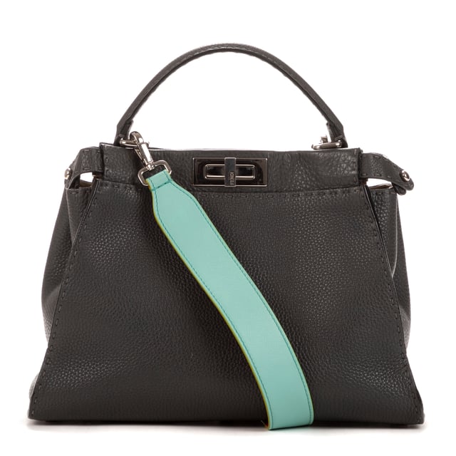 Fendi Bolsas Peekaboo  Bolso en Gris Piel de becerro y Plata hardware. El producto está en en Excelentes Condiciones (A).
  Dimensiones: 33x24x13 cm 
  Accesorios incluidos: "Strap, Dustbag, Box, Rain cover "
    
  BrandCo Paris encuentra artículos raros y en las mejores condiciones a precios increíbles. ¡Vale la pena tener paciencia! Compra con confianza: todos los artículos de BrandCo Paris son seleccionados y autenticados cuidadosamente por nuestro equipo de expertos.
  Todos los artículos vienen con un certificado de autenticidad y un embalaje entregado por BrandCo Paris.
  Tabla de clasificación de la condición del artículo
  N (como nuevo)
  AA (perfecto estado)
  A (excelente estado)
  AB (muy buen estado)
  B (bueno/regular)