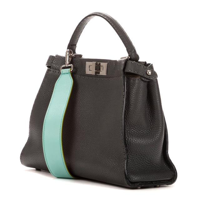 Fendi Bolsas Peekaboo  Bolso en Gris Piel de becerro y Plata hardware. El producto está en en Excelentes Condiciones (A).
  Dimensiones: 33x24x13 cm 
  Accesorios incluidos: "Strap, Dustbag, Box, Rain cover "
    
  BrandCo Paris encuentra artículos raros y en las mejores condiciones a precios increíbles. ¡Vale la pena tener paciencia! Compra con confianza: todos los artículos de BrandCo Paris son seleccionados y autenticados cuidadosamente por nuestro equipo de expertos.
  Todos los artículos vienen con un certificado de autenticidad y un embalaje entregado por BrandCo Paris.
  Tabla de clasificación de la condición del artículo
  N (como nuevo)
  AA (perfecto estado)
  A (excelente estado)
  AB (muy buen estado)
  B (bueno/regular)