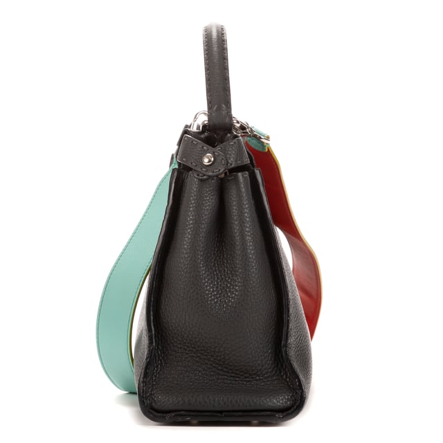 Fendi Bolsas Peekaboo  Bolso en Gris Piel de becerro y Plata hardware. El producto está en en Excelentes Condiciones (A).
  Dimensiones: 33x24x13 cm 
  Accesorios incluidos: "Strap, Dustbag, Box, Rain cover "
    
  BrandCo Paris encuentra artículos raros y en las mejores condiciones a precios increíbles. ¡Vale la pena tener paciencia! Compra con confianza: todos los artículos de BrandCo Paris son seleccionados y autenticados cuidadosamente por nuestro equipo de expertos.
  Todos los artículos vienen con un certificado de autenticidad y un embalaje entregado por BrandCo Paris.
  Tabla de clasificación de la condición del artículo
  N (como nuevo)
  AA (perfecto estado)
  A (excelente estado)
  AB (muy buen estado)
  B (bueno/regular)
