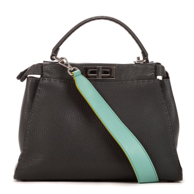 Fendi Bolsas Peekaboo  Bolso en Gris Piel de becerro y Plata hardware. El producto está en en Excelentes Condiciones (A).
  Dimensiones: 33x24x13 cm 
  Accesorios incluidos: "Strap, Dustbag, Box, Rain cover "
    
  BrandCo Paris encuentra artículos raros y en las mejores condiciones a precios increíbles. ¡Vale la pena tener paciencia! Compra con confianza: todos los artículos de BrandCo Paris son seleccionados y autenticados cuidadosamente por nuestro equipo de expertos.
  Todos los artículos vienen con un certificado de autenticidad y un embalaje entregado por BrandCo Paris.
  Tabla de clasificación de la condición del artículo
  N (como nuevo)
  AA (perfecto estado)
  A (excelente estado)
  AB (muy buen estado)
  B (bueno/regular)