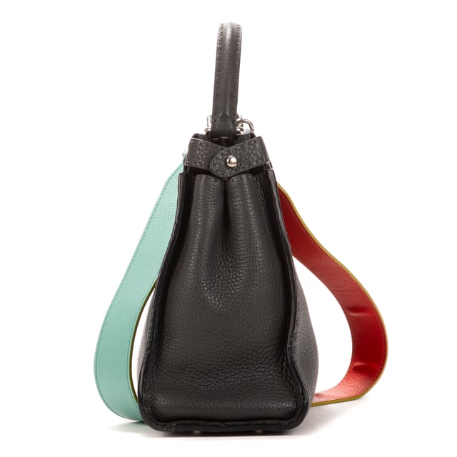 Fendi Bolsas Peekaboo  Bolso en Gris Piel de becerro y Plata hardware. El producto está en en Excelentes Condiciones (A).
  Dimensiones: 33x24x13 cm 
  Accesorios incluidos: "Strap, Dustbag, Box, Rain cover "
    
  BrandCo Paris encuentra artículos raros y en las mejores condiciones a precios increíbles. ¡Vale la pena tener paciencia! Compra con confianza: todos los artículos de BrandCo Paris son seleccionados y autenticados cuidadosamente por nuestro equipo de expertos.
  Todos los artículos vienen con un certificado de autenticidad y un embalaje entregado por BrandCo Paris.
  Tabla de clasificación de la condición del artículo
  N (como nuevo)
  AA (perfecto estado)
  A (excelente estado)
  AB (muy buen estado)
  B (bueno/regular)
